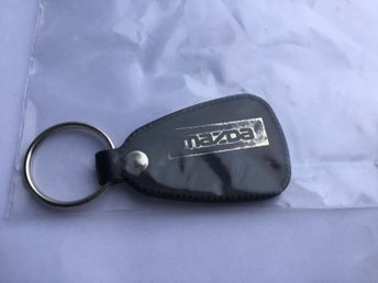 Mazda bilfirma Larsson i Hudiksvall nyckelring. Plast äldre