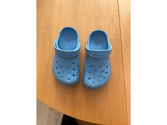 Crocs ljusblå c11 (28/29)