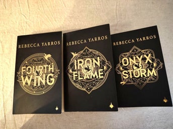 Fourth Wing, Iron Flame, Onyx Storm av Rebecca Yarros
