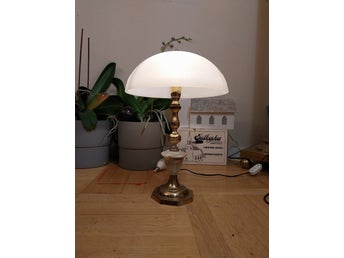 Bordslampa med glas skärm och mässing retro