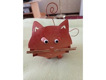 Värmeljushållare. (Lykta) Katt i metall. Går att hänga upp.
