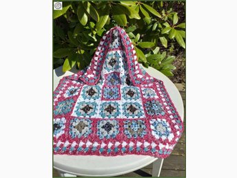 HANTVERK babyfilt eller överkast mormorsrutor virkad i vinrött turkos Vintage HANTVERK babyfilt eller överkast mormorsrutor virkad i vinrött turkos Vintage