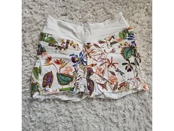 H&M MAMA vita shorts, storlek 42