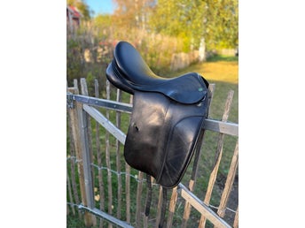 Appaloosa prestige Svart dressyrsadel 17 tum