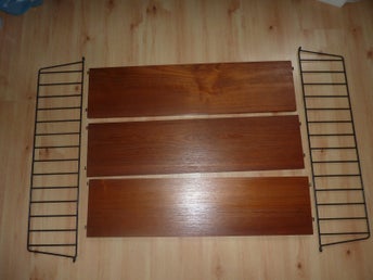 Äkta stringhylla med svarta gavlar. Tre hyllplan i teak. 60-tal! Retro!