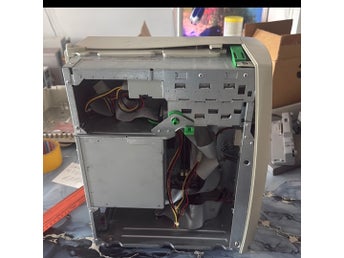 Äldre Dell Dimension L700CXE stationär retro-PC från omkring år 2000.