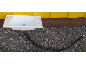 Handfat vit plast Gustavsberg med avloppsslang till Trädgård Garage Carport