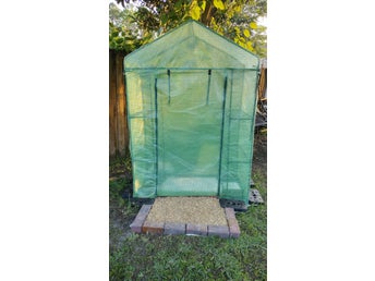 Växthus 141×74×205 cm, PE‑överdrag, stålrör, 4 hyllor, dörr och fönster