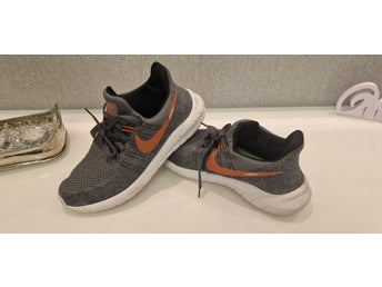 Nike löparskor i grått och orange, storlek 41