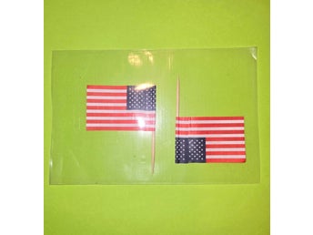 Vintage USA amerikanska pinne flagga. Längden 5 cm ~ Höjden 7 cm