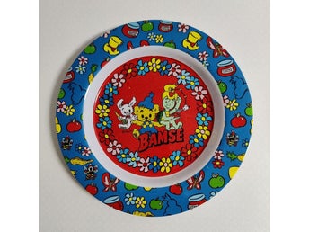Tallrik med motiv av BAMSE och hans vänner halvdjup plast härligt motiv
