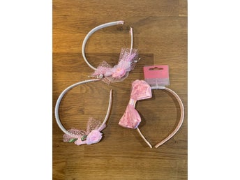 Hårband / diadem med rosetter och blommor