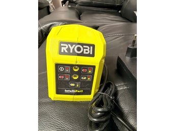 Ryobi laddare RC18115 och 18V 2.0Ah batteri