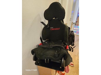 Zitzi Carseat - Anatomisk bilbarnstol / specialstol i kolfiberlook