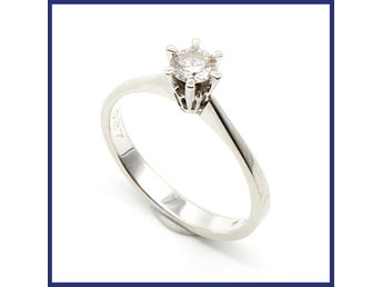 Ring, 18K vitguld, solitär naturlig briljantslipad diamant (0,27ct, stl 17,65mm)