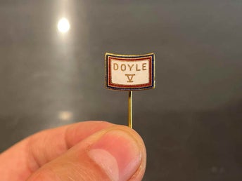 DOYLE emaljerat nålmärke Rare