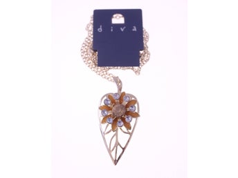 Diva vintage gold-tone metal leaf necklace inset with plastic stones-NEW