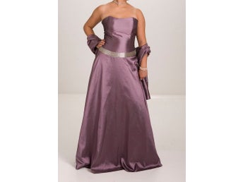 Elegant lila aftonklänning/balklänning med matchande sjal