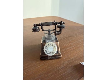 Pennvässare i form av en retro telefon