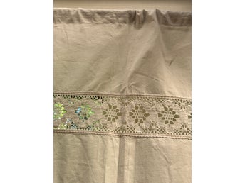 Retro vintage gardin gardinkappa sydd av gammal bomullslakan med fin spetsband
