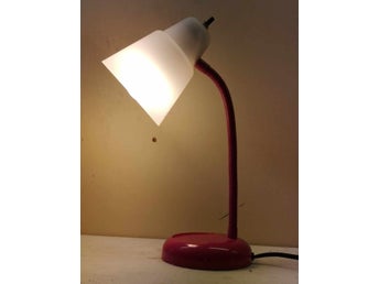 Rosa skrivbordslampa med böjbar hals