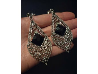 Silvriga örhängen med strass vintage goth bohem boho gothic