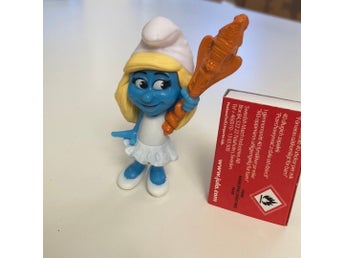 Smurf Smurfan med fackla fr 2013 höjd 8-9cm OBS skada i ansiktet.