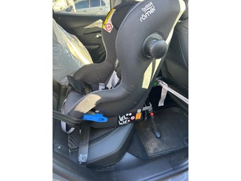 Britax Römer bilbarnstol med bältesfäste