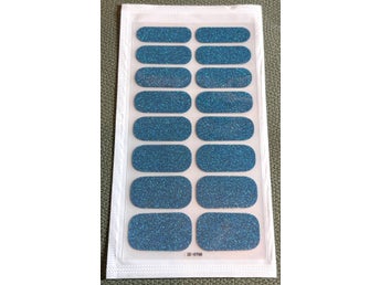 Nail strips, nagellack stickers, nagelfolie, blå glitter nail art beauty trend