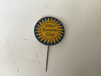 Solna barnens dag. Kartong märke nålmärke P31