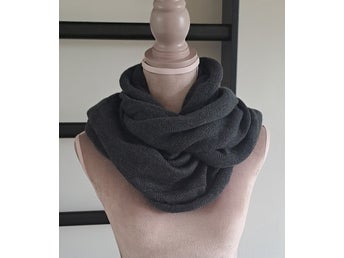 Mörkgrå halsduk