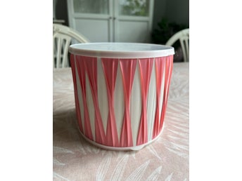 Burk med plastremsor retro