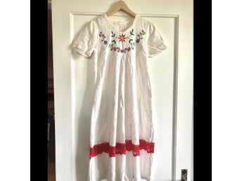 Vit klänning med brodyr och spets bäckebölja mönster vintage retro 70-tal röd