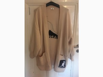 Stickad Underbar Lang Kofta Hm X Kangol Tm St ᐈ Kop Pa Tradera