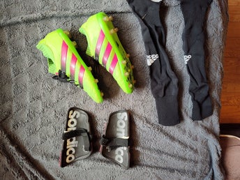 Fotbollsskor Adidas storlek 38 med benskydd och strumpor