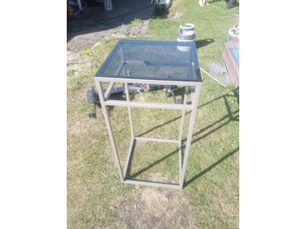 Stilrent Displaybord / Exponeringsbord för Butik – Glas & Grå Metall (H92cm)