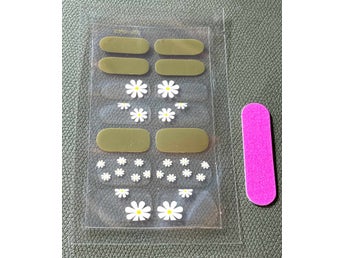 Färdigt nagellack, remsor, vår sommar grön vita blommor prästkragar beauty trend