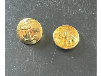 Guldfärgad knapp från svenska marinen. Diameter ca 15 mm. 2 knappar