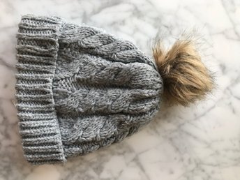 stickad mössa med pälsboll stickad mössa med pälsboll