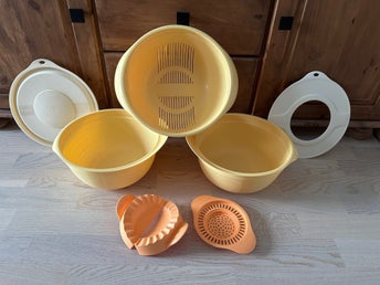 TUPPERWARE Set mit 7 Teilen Sieb Schüssel Deckel
