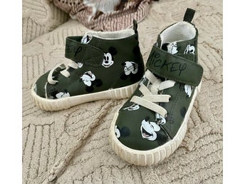 H&M Kängor i militärgrön med Musse Pigg, storlek 22