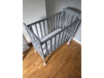 JLY ALICE Spjälsäng med BabyDan Madrass Comfort