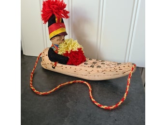 Samearbete, ackja med same.Snidad träfigur. Märkt K.F?L.24 cm.H.15 cm.