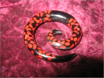 TÖJNING SPIRAL PIERCING 8 MM (ORGANISK) SVART MED RÖDA PRICKAR