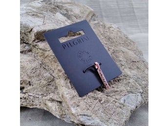Pilgrim hänge, berlock, Roseguldf. Nickelfri metall. Rektangel med stenar.