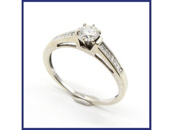 Ring, 14K vitguld, solitär-/sidostenar, naturliga diamanter (0,75ct, stl 18,1mm)