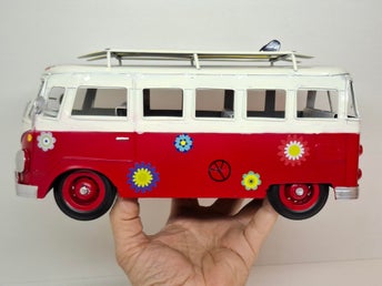 Retro Volkswagen Hippiebuss modell med surfbrädor –handgjord i metall, 29 cm, ny