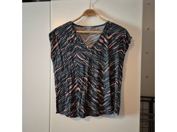 Lindex grön/rosa t-shirt, storlek M