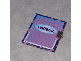 Lila dagbok blommig rosa blommor blå anteckningsbok vita sidor skolmaterial tjej