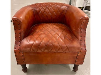 Oanvänd fåtölj – cognacsfärgad skinnlook – quiltad Chesterfield-stil
